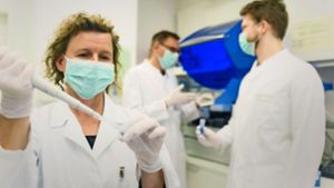 Die Molekularbiologin Patricia Widmaier kam als Freiwillige ans Klinikum Stuttgart. Nun ist sie fest angestellt. Foto: Klinikum/Max Kovalenko