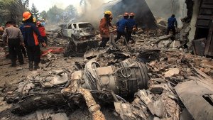 In Indonesien ist ein Militärflugzeug abgestürzt.  Foto: EPA