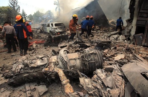 In Indonesien ist ein Militärflugzeug abgestürzt.  Foto: EPA