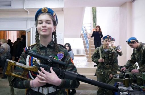 Die 16-jährige Mascha in Uniform und mit Gewehr: ganz normaler Teil einer militaristischen Früherziehung von Kindergartentagen an. Foto: Dmitry Bogolyubov