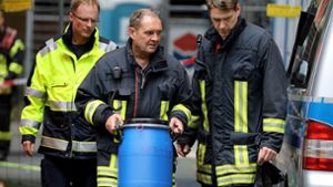 Ein Feuerwehrmann sichert Beweismittel. Der in Köln verhaftete Sief Allah H. soll seine Vorbereitungen für einen Terroranschlag mit hochgiftigem Rizin bereits weitgehend abgeschlossen haben. Foto: dpa