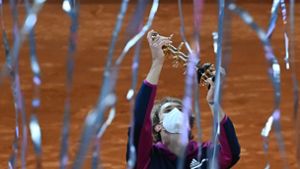Alexander Zverev  feiert den Turniersieg. Foto: AFP/GABRIEL BOUYS