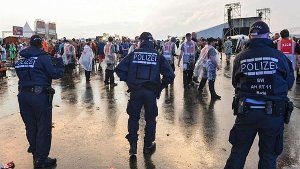 Polizisten sperren nach einer Unwetterwarnung im Regen das Festivalgelände ab. Foto: dpa