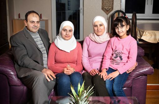 Eine (fast) wiedervereinte  Familie. Die 20-jährige Tochter musste   in Damaskus bleiben. Aus Angst, man  könnte ihr etwas antun, will die Familie lieber anonym blieben. Foto: Pressefoto Horst Rudel