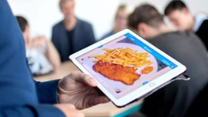 Was heißt Schnitzel mit Pommes auf Englisch? Die meisten  Lehrer im Land haben inzwischen  Dienst-Tablets. Foto: dpa/Britta Pedersen
