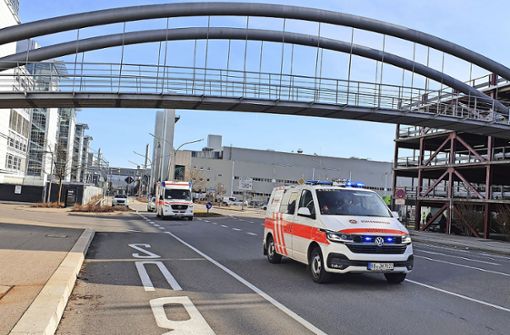 Rettungsfahrzeuge der Johanniter verlassen am Samstagnachmittag ihren Einsatzort auf dem  Daimler-Werksgelände. Foto: SDMG/Dettenmeyer