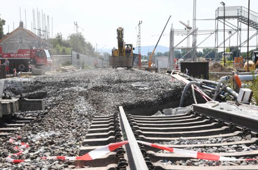 An der Baustelle des Bahntunnels finden bei Niederbühl Arbeiten statt. Dort haben sich Bahngleise abgesenkt. Foto: dpa