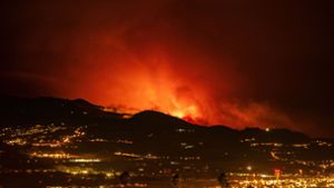 Am Horizont sind Flammen zu sehen, während sich das Feuer auf Teneriffa durch den Wald auf die Stadt La Laguna und den Flughafen Los Rodeos zubewegt. Foto: dpa/Arturo Rodriguez