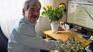 Heinz Teichmann am Computer, umgeben von Pflanzen: So erledigt er oft seine Aufgaben als Schriftführer der Gartenfreunde Plattenhardt. Foto: Fritzsche