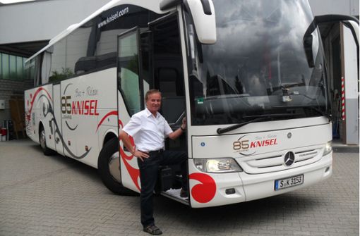 Fahrer Branko Zajec vor seinem Bus. Das Unternehmen Knisel ist eines von vielen das die  Einschränkungen in der Coronakrise deutlich zu spüren bekommen. Foto: Knisel