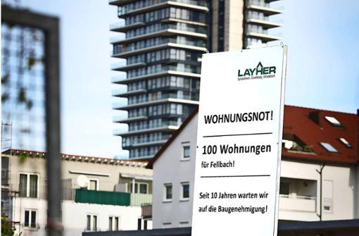 Zwei Fellbacher Sorgenkinder auf einen Blick: Hinter dem umstrittenen Layher-Areal mit dem  Protestschild ragt der unvollendete Schwabenlandtower empor. Foto: /Gottfried Stoppel