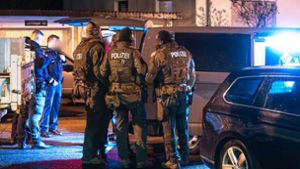 Spezialkräfte im Einsatz: Der mutmaßliche Schütze wird in der Gundelsheimer Straße festgenommen. Foto: 7aktuell.de/Simon Adomat