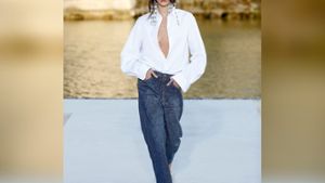 Topmodel Kaia Gerber im angesagten Jeans-Look bei der Couture-Show von Valentino in Paris. Foto: MeetEurope / Xinhua / Action Press