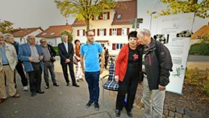 Inge Auerbacher umarmt nach der Enthüllung der Stele des Erinnerungswegs vor dem Haus ihrer Großeltern den Jebenhausener Helmut Ries. Foto: Michael Steinert