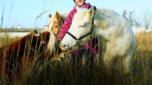 Das nonverbale Kommunizieren zwischen Tier und Mensch zeigen Kameras, die an einer kleinen Herde von Ponys angebracht wurden. Die Aufzeichnungen verdeutlichen, wie diese, angeführt von ihrer Besitzerin, der Daimler-Zukunftsforscherin Sabine Engelhardt, interagieren. Foto: Roeder