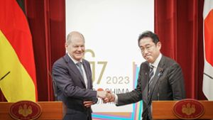 Kanzler Olaf Scholz und der  japanische Ministerpräsident Fumio Kishida (re.) Foto: dpa/Kay Nietfeld