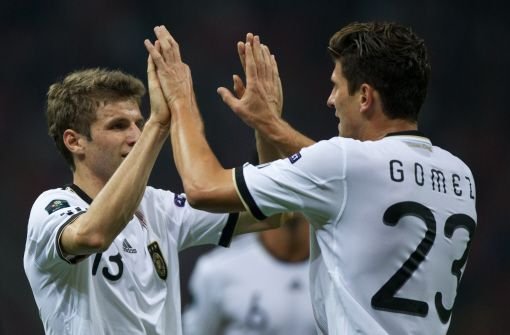 Thomas Müller beglückwünscht Mario Gomez (rechts) zum Führungstreffer. Foto: dpa