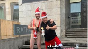 Im Borat-Kostüm ist der Bauunternehmer Florian Gauder am Vormittag des Heiligabends vor das Stuttgarter Rathaus  getreten – sein Kumpel Oliver Hornung aber  wollte nicht blank ziehen. Foto: Gauder