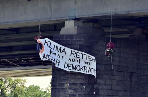 Bei den Protesten in Mannheim haben sich Aktivisten auch von einer Brücke abgeseilt. Foto: Letzte Generation