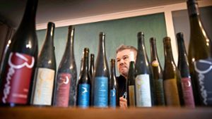 Zum Weingutsgeburtstag der  besonderen Art hat Jochen Beurer rund 150 verschiedene Beurerweine aus dem hauseigenen Weinarchiv hervorgeholt. Foto: /Gottfried Stoppel