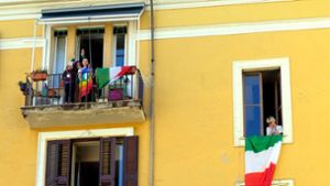 Auch nach den Lockerungen müssen die Italiener zuhause bleiben. Foto: dpa/Mauro Scrobogna