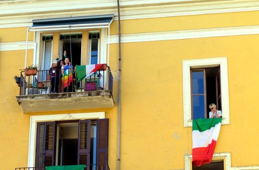 Auch nach den Lockerungen müssen die Italiener zuhause bleiben. Foto: dpa/Mauro Scrobogna