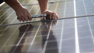 Solarenergie boomt, das hat auch Folgen für die Anmeldung beim Netzbetreiber. Foto: picture alliance/dpa/Marijan Murat
