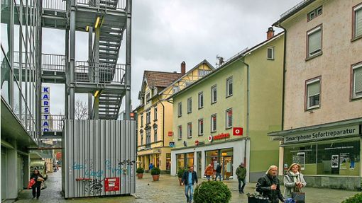 Das  Treppenhaus in der Bahnhofstraße steht auf einer öffentlichen Fläche. Foto: Bulgrin