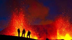 Feuer und Eis: Vulkanologen beobachten die  Eruption eines Vulkans am Eyjafjalla-Gletscher in Island am 24. März 2010. Foto: dpa