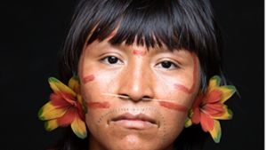 Eine Frau der Yanomami,  eines der letzten Indianervölker im Amazonaswald, porträtiert im Bildband „Woman“ von dem Fotografen und Filmemacher Yann Arthus-Bertrand sowie der   Regisseurin und Journalistin Anastasia Mikovaim. Foto: © Yann Arthus-Bertrand