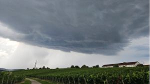 Dunkle Wolken über Stuttgart und der Region. Meteorologen rechnen mit Gewittern. Foto: Fotoagentur Stuttgart /Andreas Rosar