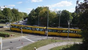Stadtbahn streift im Vorbeifahren zwei Autos