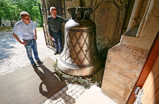 Der Herrenberger Dekan Eberhard Feucht (links) und Burkhard Hoffmann vom Verein zur Erhaltung der Stiftskirche werden die Glocke am ersten Advent einweihen. Foto:  