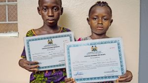 Kinder, die an Ebola erkrankt und  überlebt haben, erhalten von der Regierung ein Zertifikat Foto: Warth
