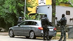 In Tübingen durchsucht die Polizei ein linkes Wohnprojekt – der Protest dagegen lässt nicht lange auf sich warten. Foto: Jürgen Bock