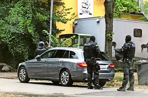 In Tübingen durchsucht die Polizei ein linkes Wohnprojekt – der Protest dagegen lässt nicht lange auf sich warten. Foto: Jürgen Bock