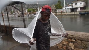 Die sintflutartigen Regenfälle, die der Wirbelsturm Irma mit sich bringt, könnten in dem Land Haiti schlimme Folgen haben: Hilfsorganisationen befürchten neben Überschwemmungen und Erdrutschen, dass die Frischwasserversorgung zum Erliegen kommen wird. Foto: AFP