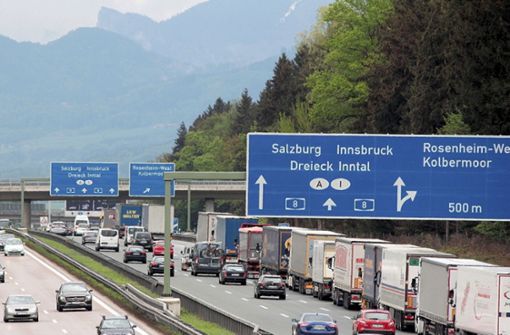 Vor der deutsch-österreichischen Grenze ist im nächsten Jahr wieder mit kilometerlangen Lkw-Staus zu rechnen. (Symbolfoto) Foto: dpa/Josef Reisner