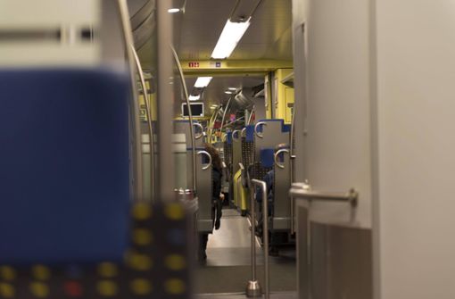 Ein 26-Jähriger hat in einem Zug in eine Flasche uriniert (Symbolfoto). Foto: IMAGO/imagebroker/IMAGO/imageBROKER/Mats Silvan