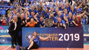 Ausgelassener Jubel: Stuttgarts Volleyballerinnen feiern den deutschen Meistertitel. Foto: Baumann