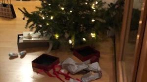Einbrecher klauen Geschenke am Weihnachtsbaum