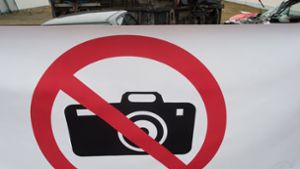 Mobiles Verbotsschild gegen Gaffer – Foto: dpa