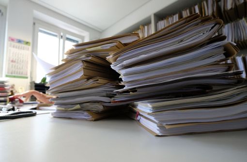Papierberge in deutschen Amtsstuben –  Sinnbild für zu viel Bürokratie Foto: dpa/Bernd Weißbrod