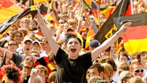 Fans mit Deutschland-Fahnen bei der Fußball-WM im Sommer  2006 auf dem Schlossplatz Foto: dpa/Marijan Murat