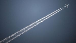 Kondensstreifen eines Flugzeugs waren 2020 ein seltener Anblick. (Archivbild) Foto: dpa/Federico Gambarini