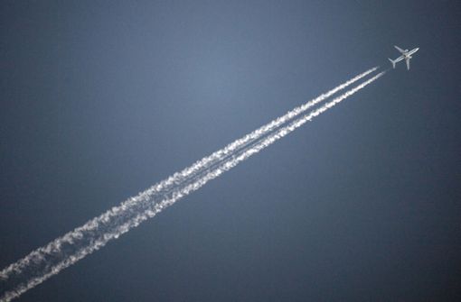 Kondensstreifen eines Flugzeugs waren 2020 ein seltener Anblick. (Archivbild) Foto: dpa/Federico Gambarini
