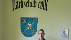 „Ich bin stolz darauf, Deutschland zu dienen“: Carolin Gieser steht vor dem Wappen des Das Wappen ist 3. Logistikbataillon 461 in ihrer Kaserne in Walldürn Foto: Anne Guhlich