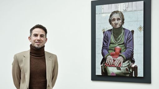 Massimiliano Pironti vor seinem Werk „Quo vadis“ im Stuttgarter Kunstmuseum. Pironti hat seine Großmutter in ihrer Küche gemalt. Foto: Gerald Ulmann/Gerald Ulmann Photography