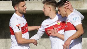 Der Neuzugang des VfB Stuttgart trifft beim 6:1 in Nöttingen auf Anhieb: Malik Batmaz (re.) nimmt die Glückwünsche von Kapitän Lukas Kiefer (li.) und Marco Pasalic entgegen. Foto: Baumann