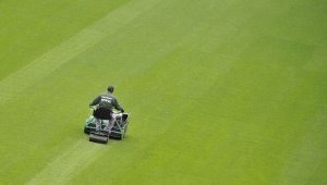 Ein Arbeiter mäht den Rasen des Olympiastadions in Berlin. Am Wochenende beginnt die neue Bundesligasaison. Foto: AP